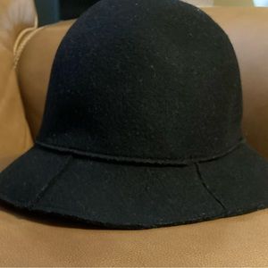 Black cloche hat. Wool.